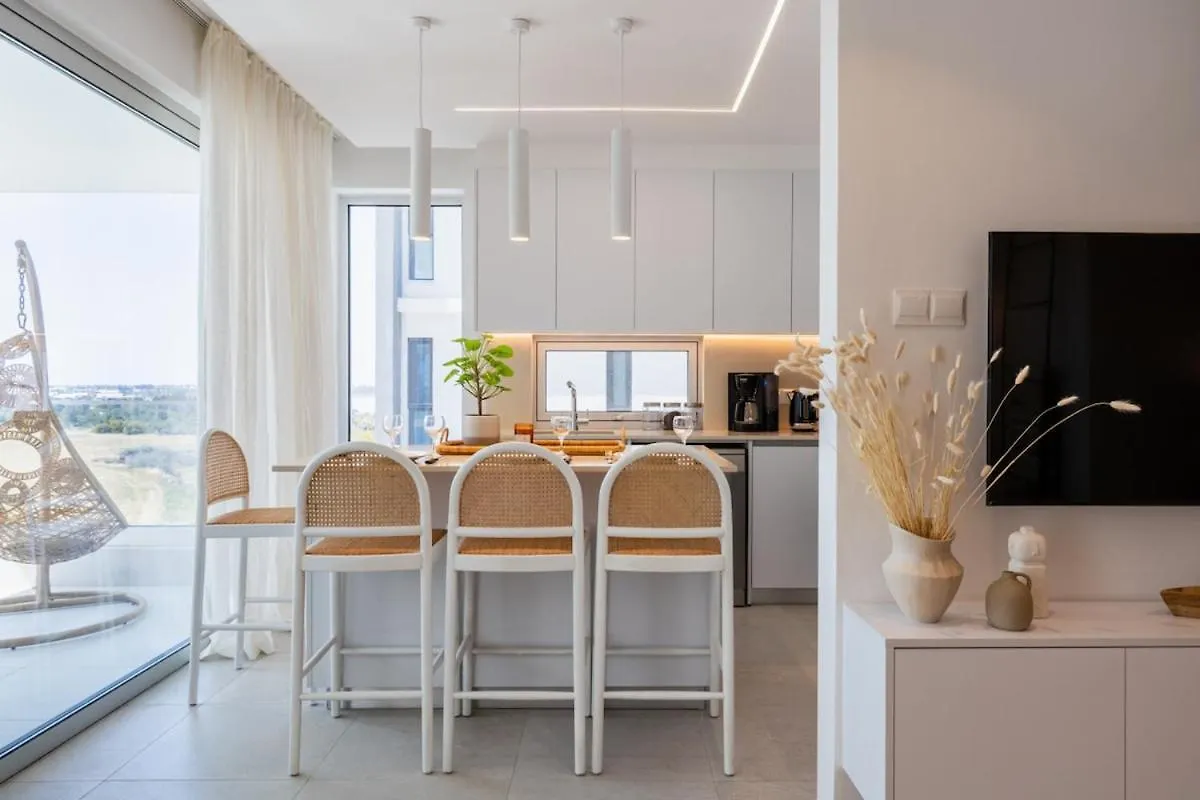 Aelia - Chic 2-Br Apartment & Balcony In Larnaca