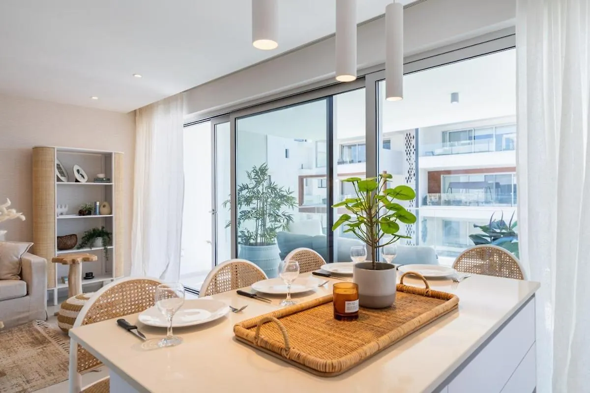 Aelia - Chic 2-Br Apartment & Balcony In Larnaca