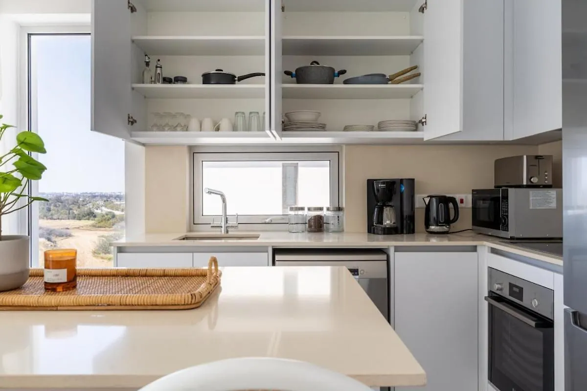 Aelia - Chic 2-Br Apartment & Balcony In Larnaca