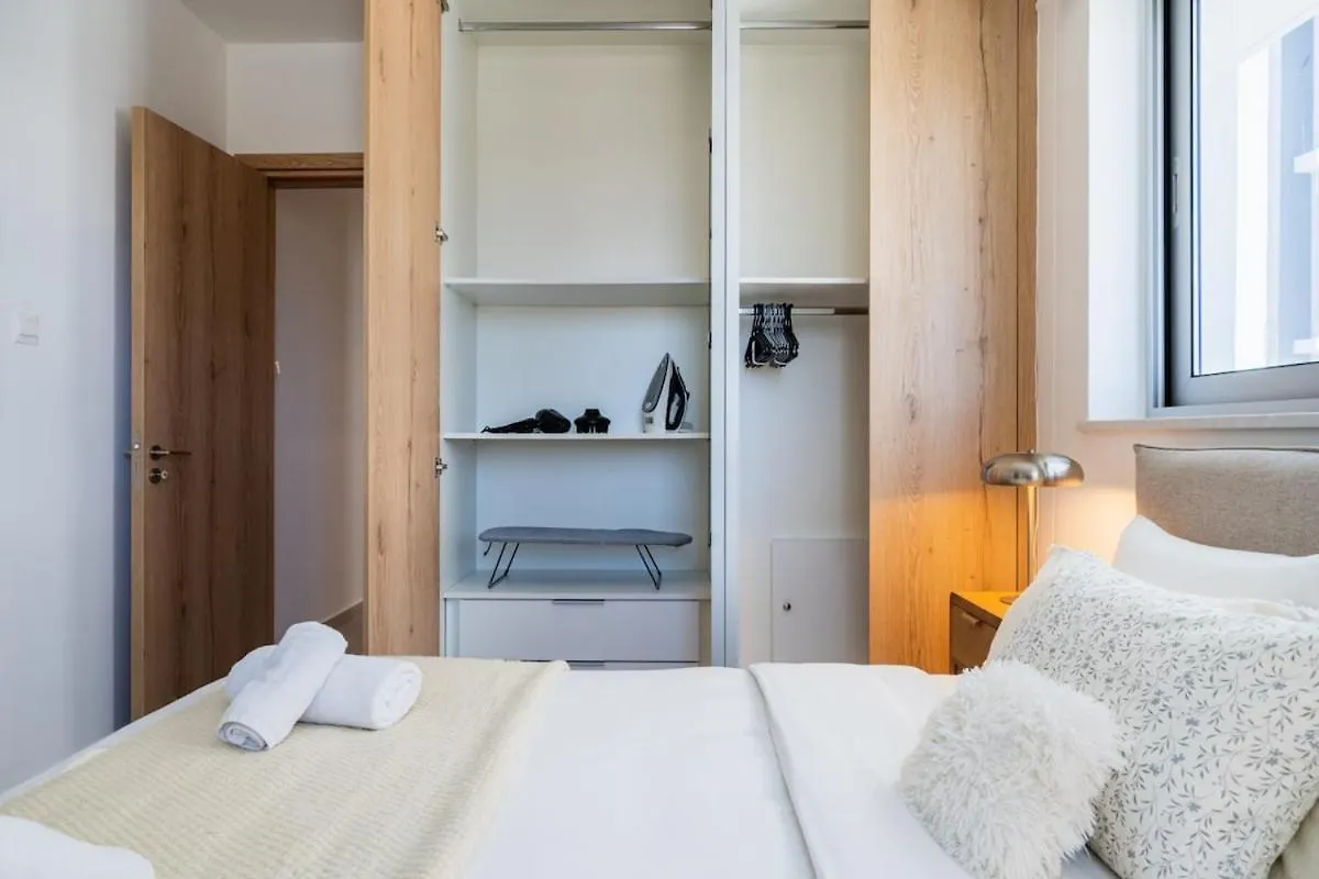 Aelia - Chic 2-Br Apartment & Balcony In Larnaca