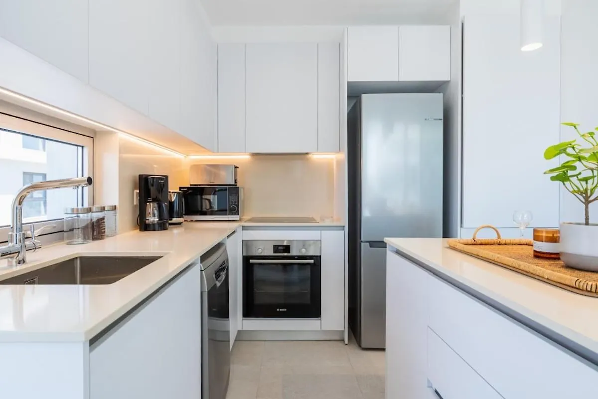 Aelia - Chic 2-Br Apartment & Balcony In Larnaca