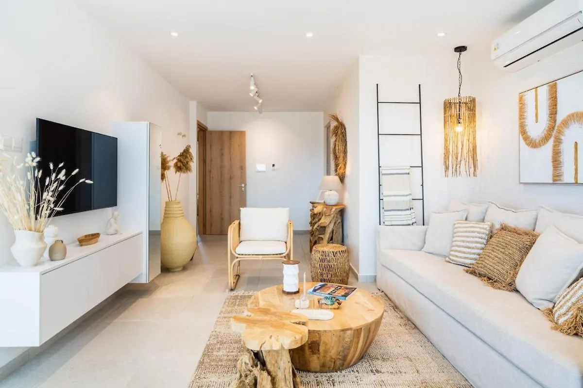 Aelia - Chic 2-Br Apartment & Balcony In Larnaca Cyprus