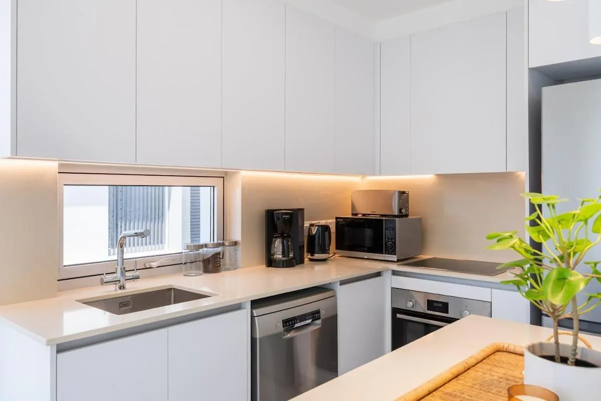Aelia - Chic 2-Br Apartment & Balcony In Larnaca