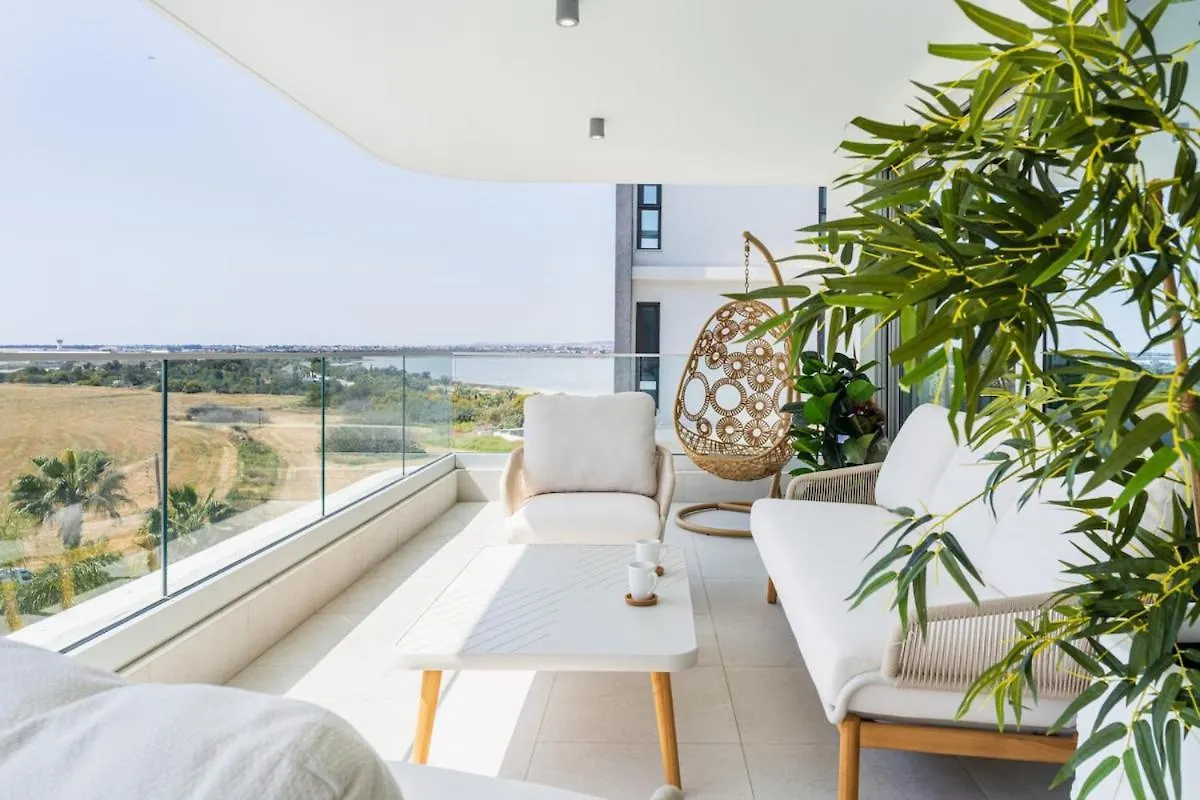 Aelia - Chic 2-Br Apartment & Balcony In Larnaca Cyprus