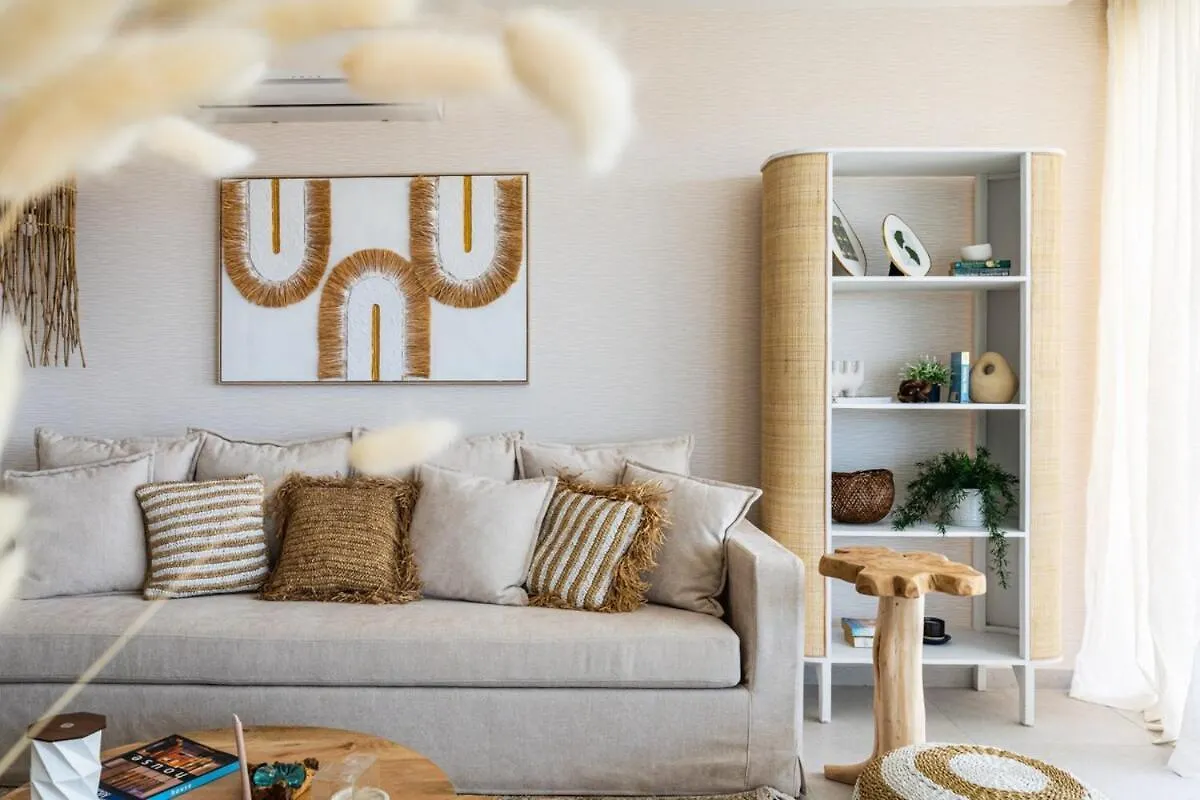 Aelia - Chic 2-Br Apartment & Balcony In Larnaca Cyprus